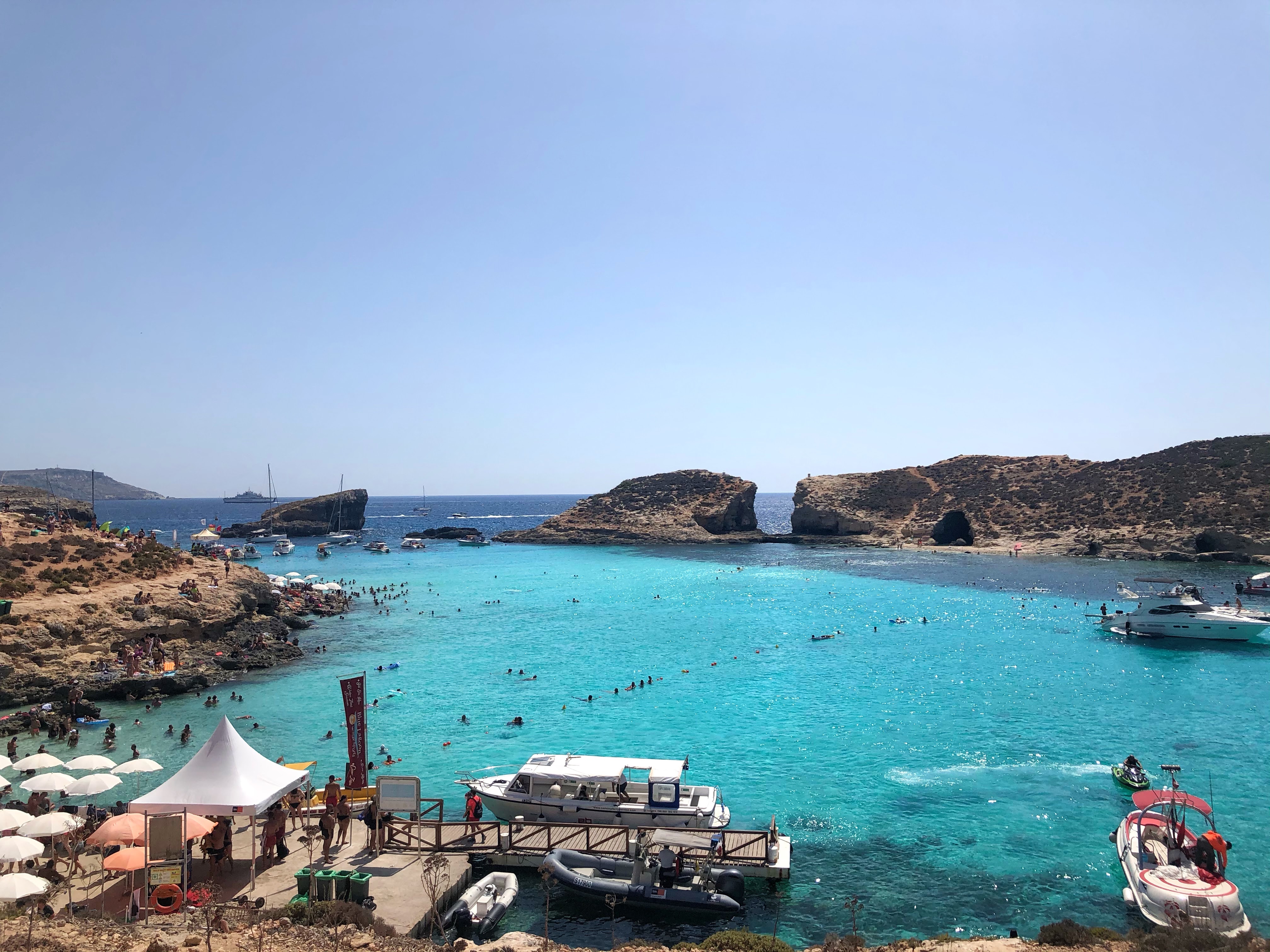 A kép Comino szigetéről készült, szemben látjuk Cominottot és közte a Kék Lagúnát.